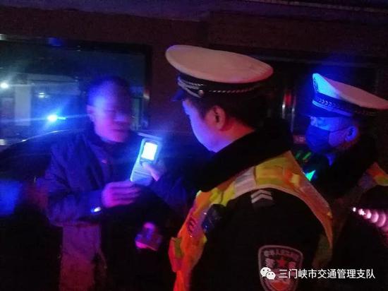 男子酒驾后自作聪明逃避检查 被三门峡交警识破
