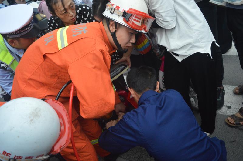 焦作消防：小女孩脚被卡电动车  消防员紧急施救脱困