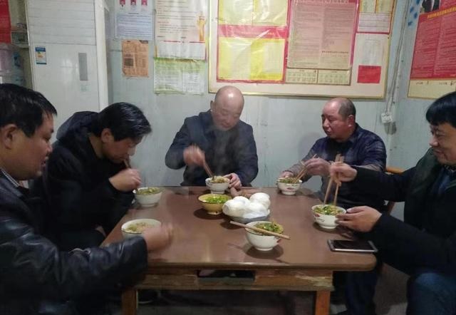 南阳市宛城区政法委书记刘洪涛和贫困户同吃一桌餐 共叙帮扶情