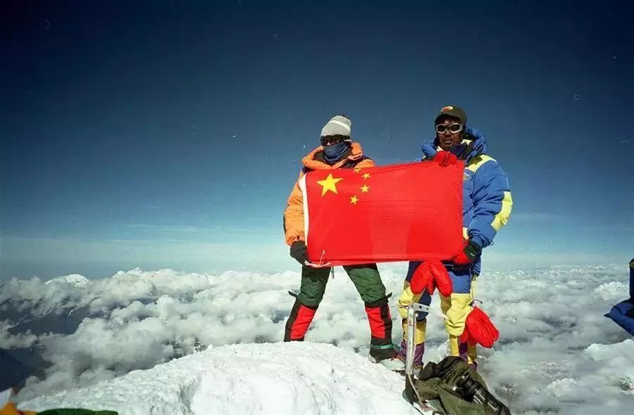 登珠穆朗玛峰国旗挡脸图片